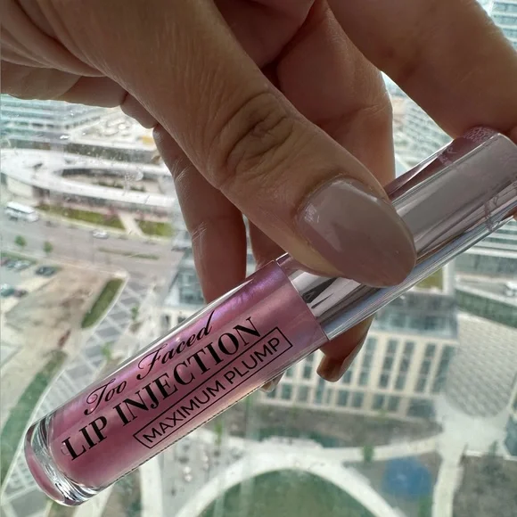 Too Faced Lip Injection ( Clear ) - Picture 2 of 3
